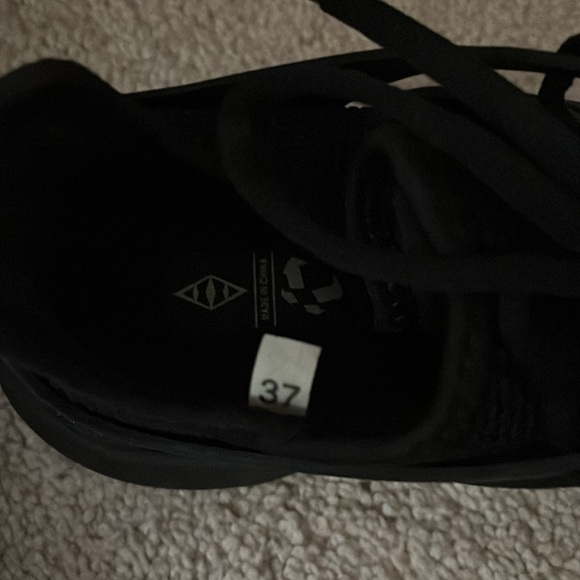 ๐๐ปโโ๏ธ almost new black nonslip sneakers wore one time for two hours - Picture 5 of 11